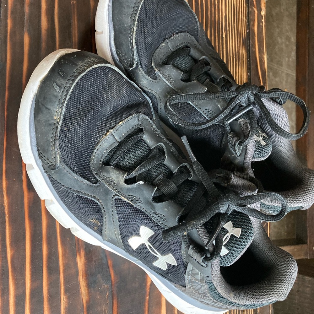 Under Armour Shoes Youth 7.5 - Picture 5 of 6
